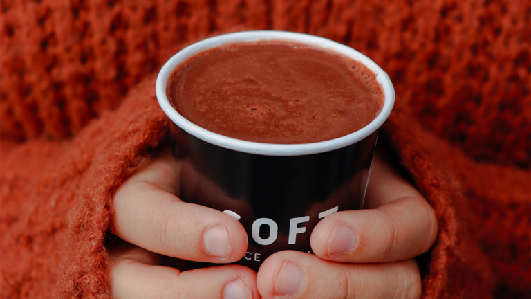 soft ice cream curitiba na foto duas mãos seguram um copo de chocolate quente
