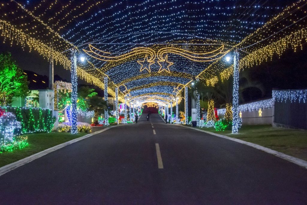 rua iluminada